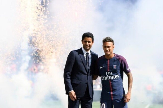 Neymar junto com Nasser Al-Khelaïfi, presidente do PSG -  (crédito: Foto: Alain Jocard/AFP via Getty Images)