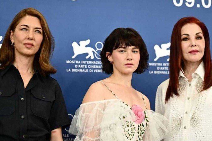 A diretora Sofia Coppola, ao lado da atriz Cailee Spaeny e da cinebiografada Priscilla Presley, durante o Festival de Veneza