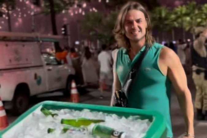Ator Daniel Erthal vira vendedor ambulante e vende cervejas nas ruas do Rio de Janeiro  -  (crédito: Reprodução Instagram)