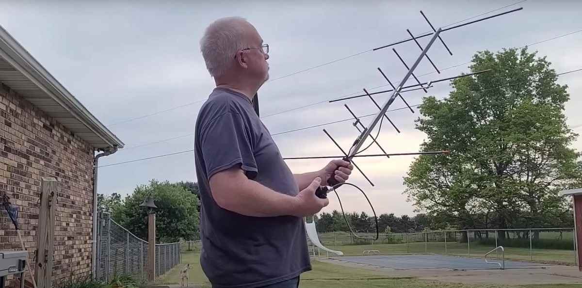 Homem usa antena de TV e faz contato com astronauta na Estação Espacial