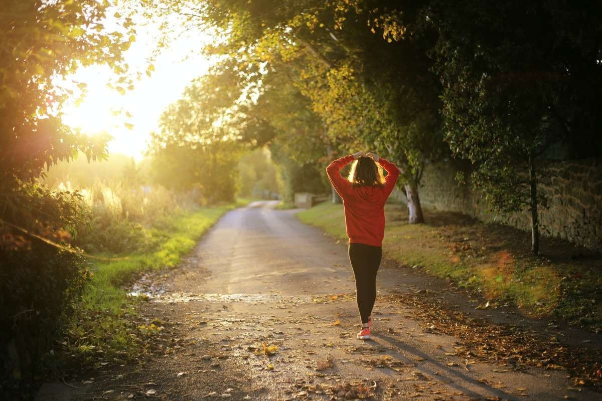 Caminhar por 10 minutos pode diminuir o desejo de fumar, diz estudo