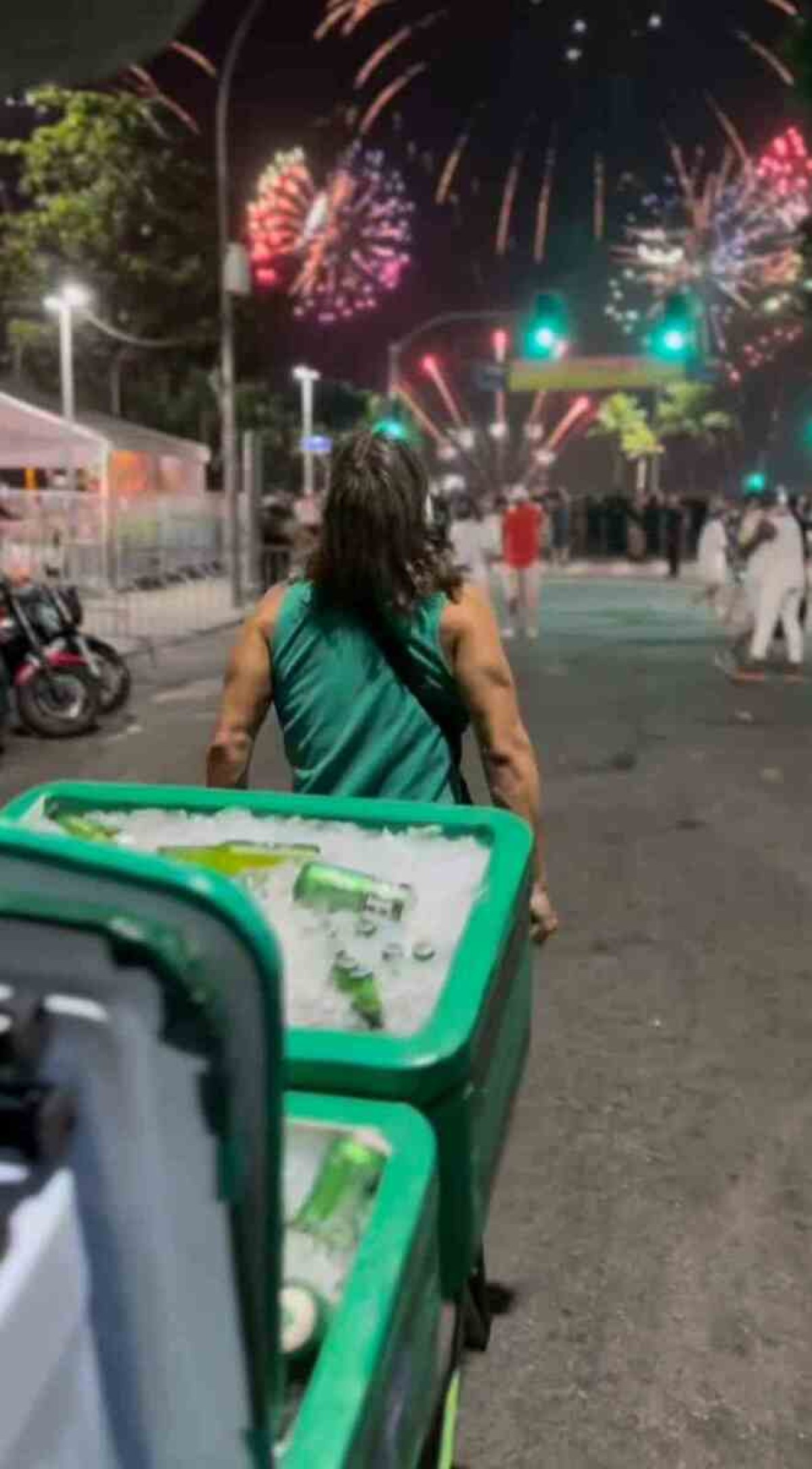 Ator Daniel Erthal vira vendedor ambulante e vende cervejas nas ruas do Rio de Janeiro 