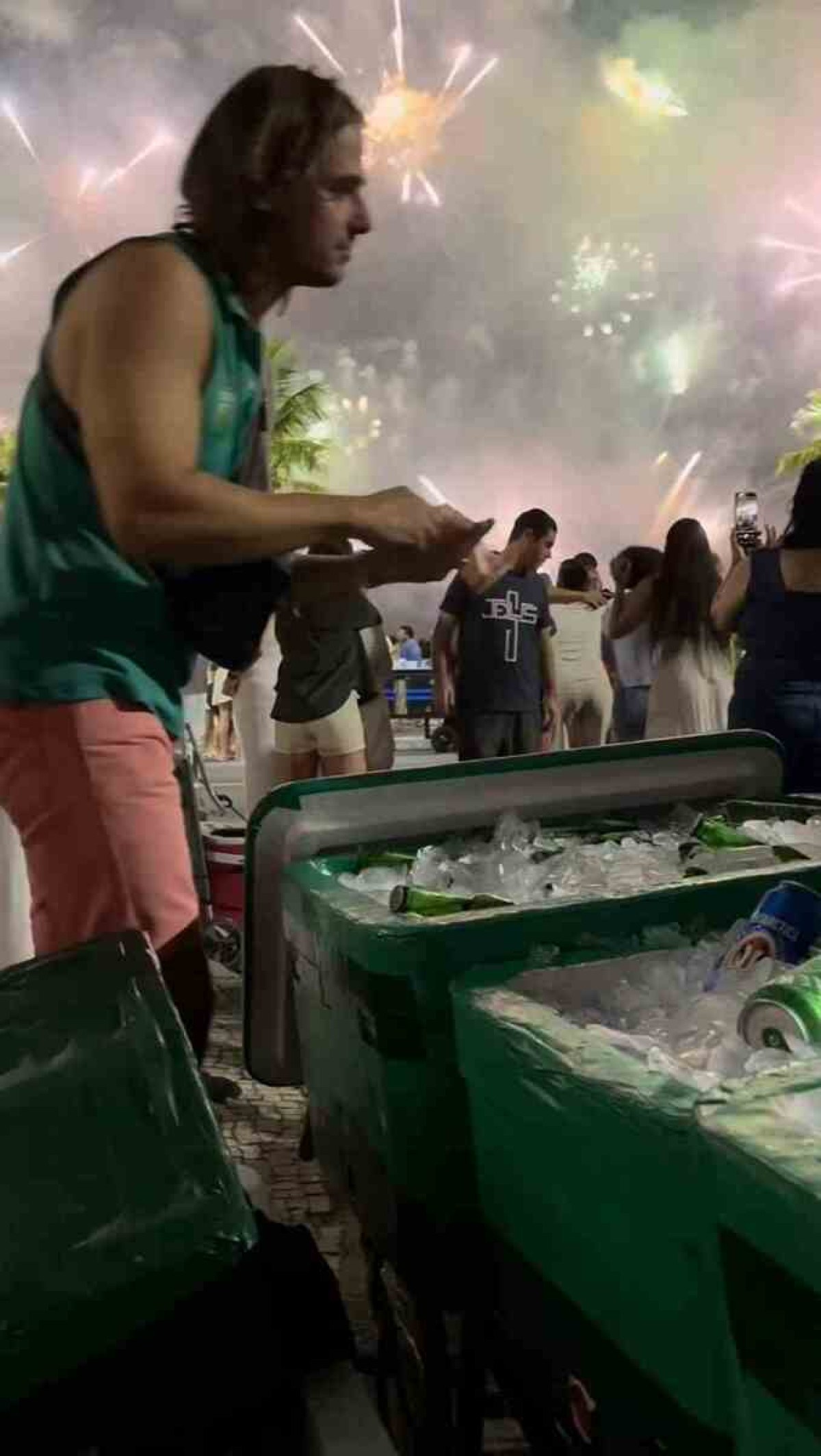 Ator Daniel Erthal vira vendedor ambulante e vende cervejas nas ruas do Rio de Janeiro 