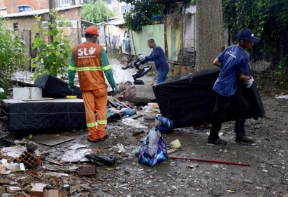 Na Vila Cauhy, funcionários do SLU limpam e recolhem objetos estragados pela chuva em janeiro deste ano -  (crédito:  Marcelo Ferreira/CB/D.A Press)
