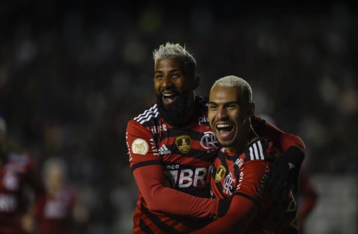 Matheuzinho se espelha em Rodinei para se firmar no Flamengo