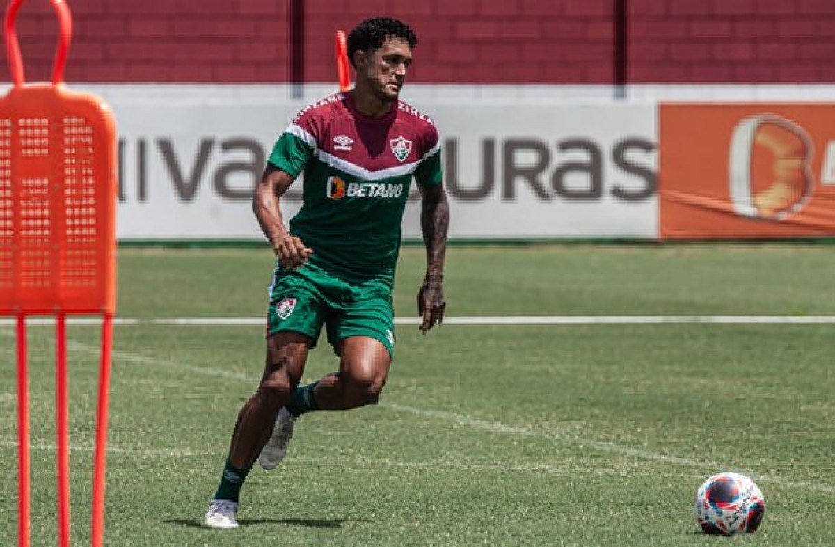 Após empréstimo, Cristiano se reapresenta ao Fluminense e inicia treinamentos