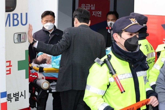 O líder do partido da oposição sul-coreano, Lee Jae-myung, que foi atacado em Busan, está deitado em uma maca ao chegar ao Hospital Universitário Nacional de Seul, em Seul, em 2 de janeiro de 2024 -  (crédito: South Korea OUT / NO ARCHIVES - RESTRICTED TO SUBSCRIPTION USE)