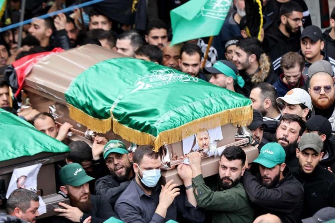 Moradores de Beirute participam de funeral do vice-líder do Hamas,. Saleh Al-Aruri, morto na terça-feira em bombardeio com drones  -  (crédito: Anwar Amro/ AFP)