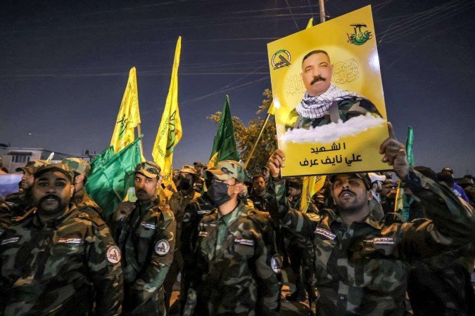 Membros da milícia Hashd Al-Shaabi se despedem de colega, em Bagdá