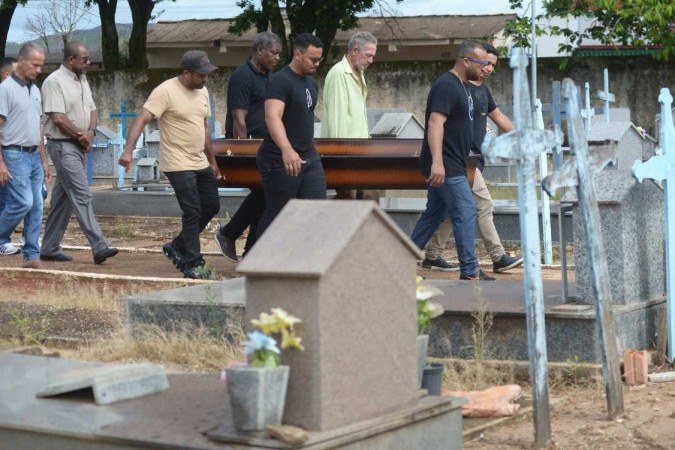  04/01/2024 - Brasil - Corpos dos quatro jovens encontrados mortos dentro de uma BMW, domingo, em Balneário Camboriú (SC). Enterro do Gustavo -  (crédito:  Ed Alves/CB)