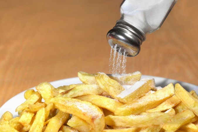 Ingestão de sal de mesa fornece 90% do sódio da nossa dieta, mas consumo exagerado traz riscos -  (crédito: Getty Images)