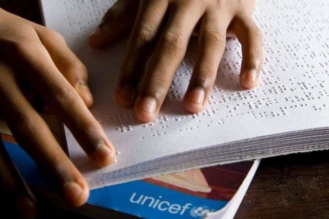 Braille ajuda na liberdade de expressão e opinião, na educação e ainda inclusão social de quem vive com uma deficiência visual -  (crédito: Divulgação/Unicef/Anita Khemka)