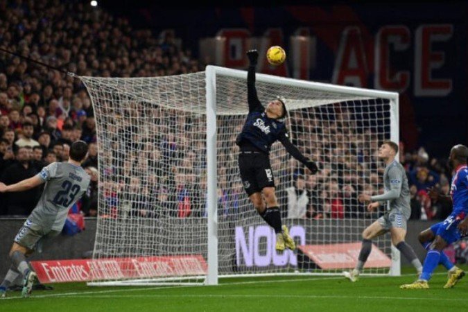 O cruzamento do atacante Schlupp, do Crystal Palace (fora da foto) engana o goleiro do Everton, João Virgínia, e quase entra -  (crédito: Foto: Glynn Kirk/AFP via Getty Images)