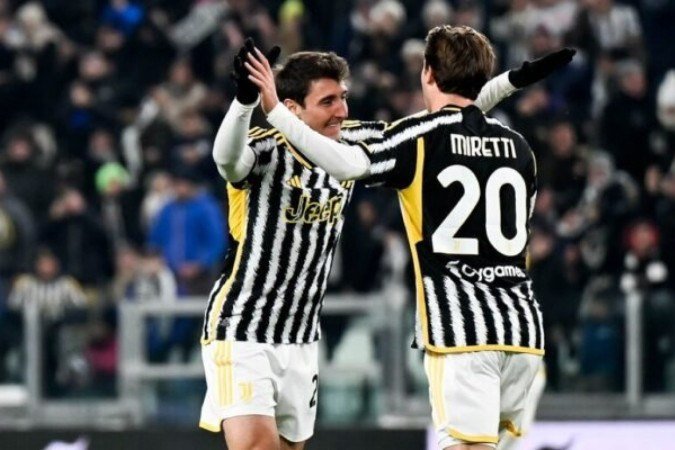 Salernitana (de grená) não suporta a maior qualidade e pressão da Juve. Assim, está eliminada da Copa da Itália -  (crédito: Foto: Divulgação / Juventus)