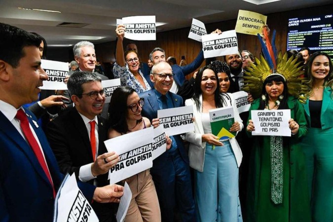 Parlamentares no encerramento da CPI do 8 de janeiro: democracia em pauta -  (crédito: Marcos Oliveira/Agência Senado/Reprodução)