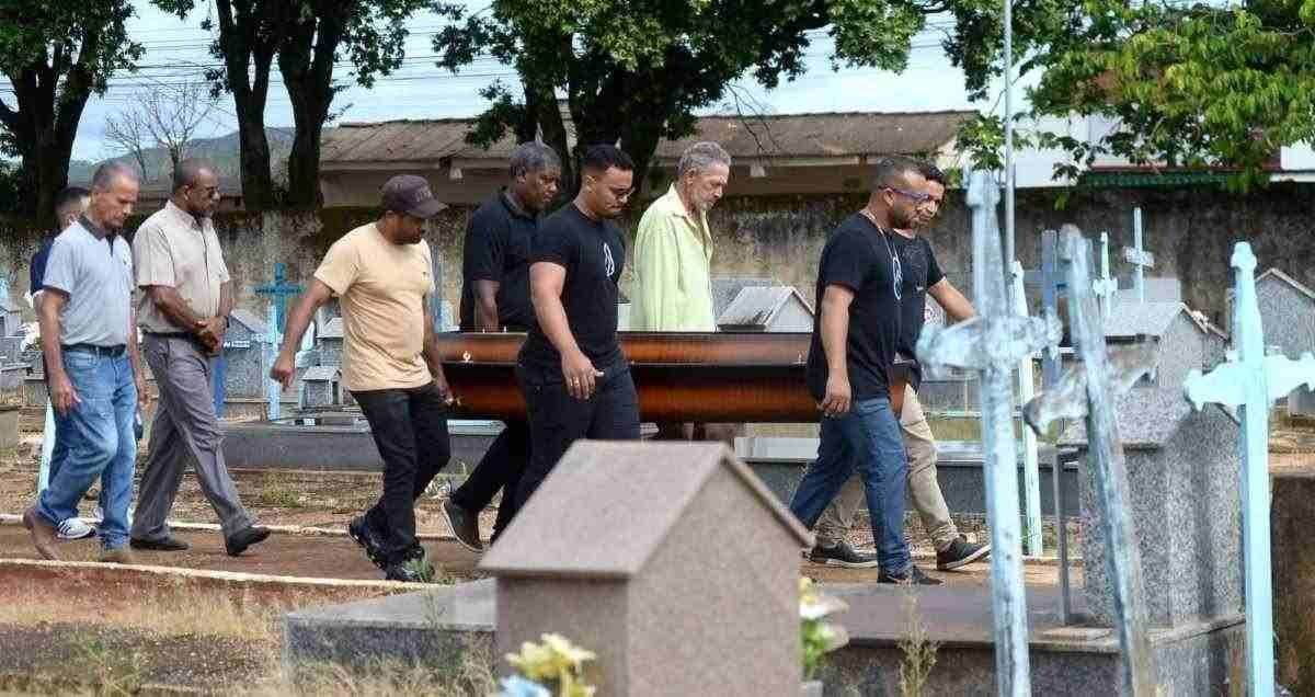 Corpos dos quatro jovens mortos em BMW são enterrados em MG