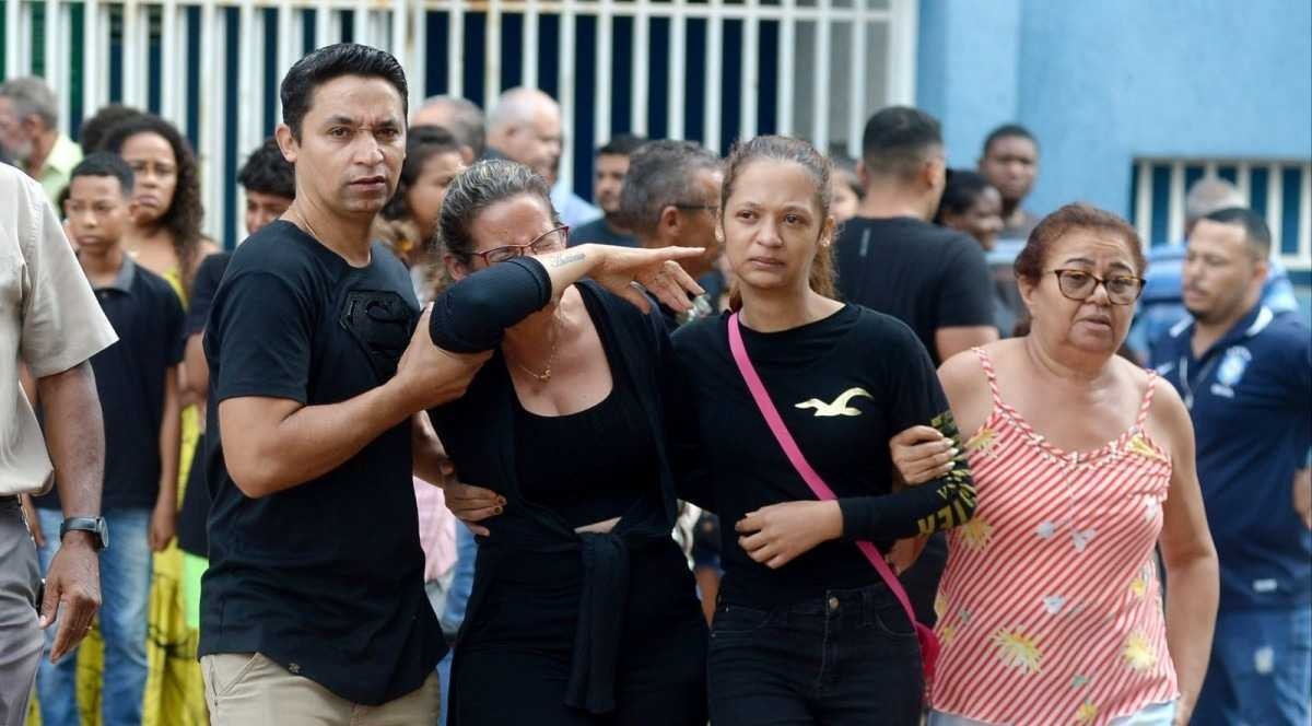 Parentes e amigos acompanham o sepultamento dos jovens em Paracatu