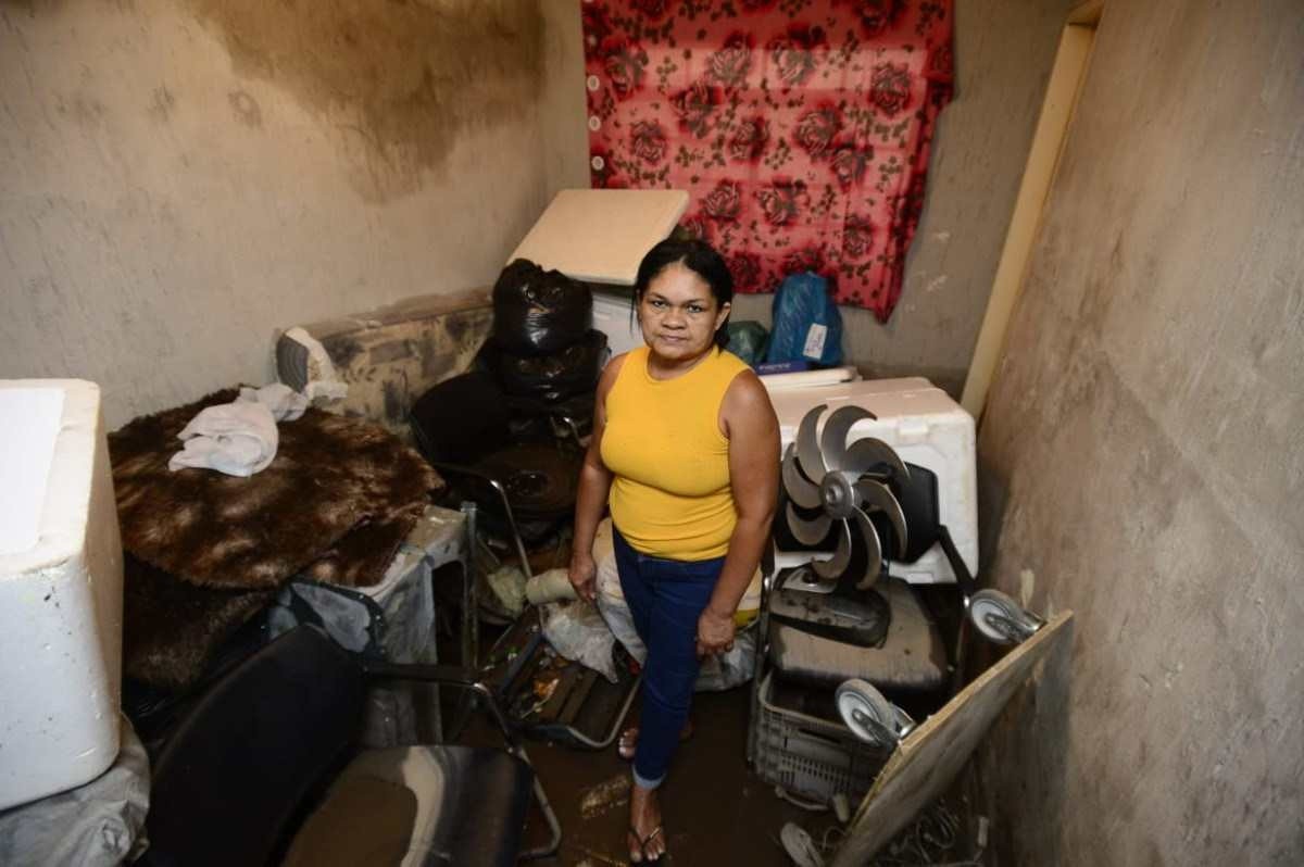 Ana Lúcia Coelho, de 53 anos, abriu as portas de casa e mostrou os estragos do alagamento provocado pelas tempestades de quarta-feira (3/1).
