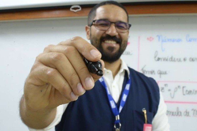 Professor de matemática, Vinícius de Oliveira transformou as adversidades em aprendizado, aprimorou as técnicas de ensino com estudos e empatia e hoje cativa alunos e - (crédito: Ed Alves/CB/D.A Press) Professor de matemática, Vinícius de Oliveira transformou as adversidades em aprendizado, aprimorou as técnicas de ensino com estudos e empatia e hoje cativa alunos e - (crédito: Ed Alves/CB/D.A Press)