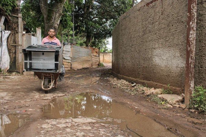  05/01/2024 Crédito: Kayo Magalhães/CB/D.A Press. Brasil. Brasília - DF. Estragos da chuva no Sol Nascente, Trecho 3. 