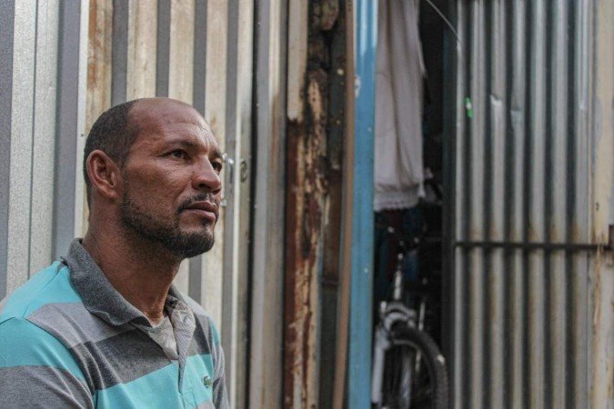 Adailton Cardoso, na Vila Cauhy, teme nova enchente no córrego