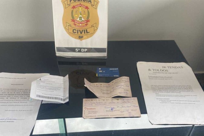 Policiais civis apreendem documentos de criminosos que aplicavam golpe do falso aluguel de tendas -  (crédito: PCDF/Divulgação)