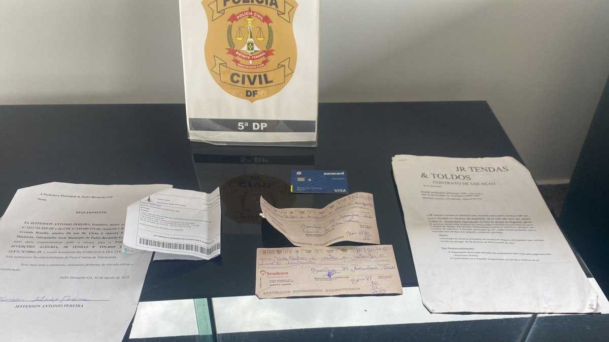 Policiais civis apreendem documentos de criminosos que aplicavam golpe do falso aluguel de tendas