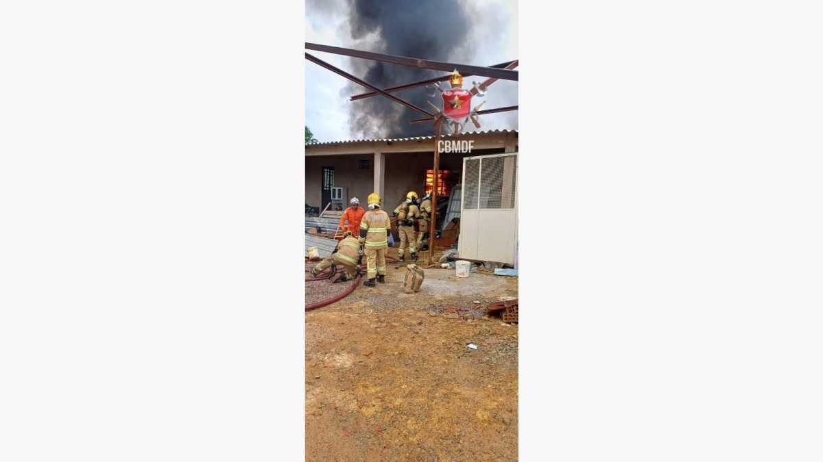 Incêndio atinge casa e Corpo de Bombeiros combate fogo por uma hora