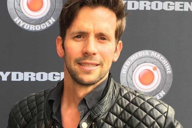 Ator contracenou em Speed Racer e Sense8. -  (crédito: Reprodução/Instagram)