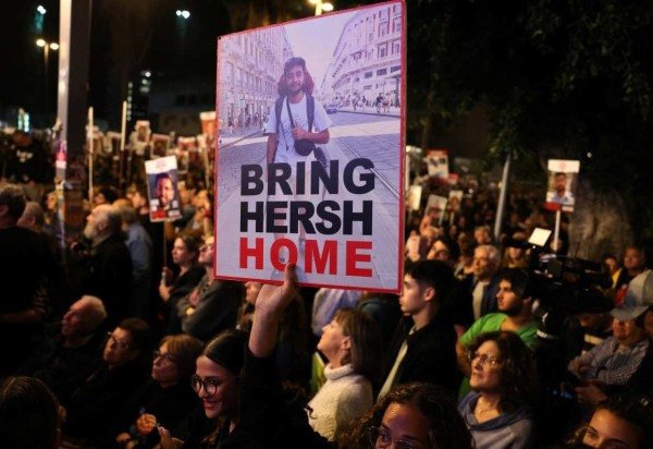 Protesto em Tel Aviv cobra governo de Netanyahu pelo resgate dos reféns em poder do Hamas. Israelenses estão desgastados após quatro meses de guerra