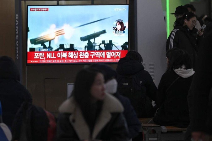 Moradores da Ilha Yeonpyeong, na Coreia do Sul, são evacuados -  (crédito:  AFP)