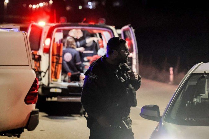 Em posto policial na Cisjordânia, emergência presta socorro à menina baleada, que não resiste