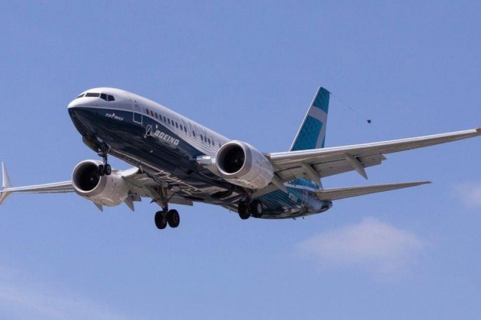 Agência reguladora de aviação dos Estados Unidos suspendeu temporariamente voos de 171 Boeing 737 Max 9 após avião da Alaska Airlines perder parte da fuselagem em pleno voo -  (crédito: Reuters)