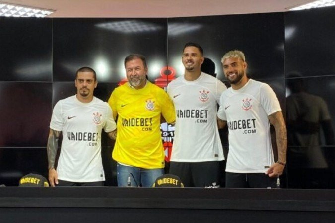Ao lado de Fagner, Lucas Veríssimo e Yuri Alberto, Augusto Melo posa para foto com o uniforme do Corinthians e o novo patrocinador máster estampado no uniforme - (crédito: Divulgação/Corinthians) Ao lado de Fagner, Lucas Veríssimo e Yuri Alberto, Augusto Melo posa para foto com o uniforme do Corinthians e o novo patrocinador máster estampado no uniforme - (crédito: Divulgação/Corinthians)