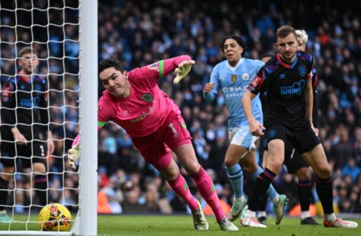 City, com De Bruyne, goleia e avança na Copa da Inglaterra