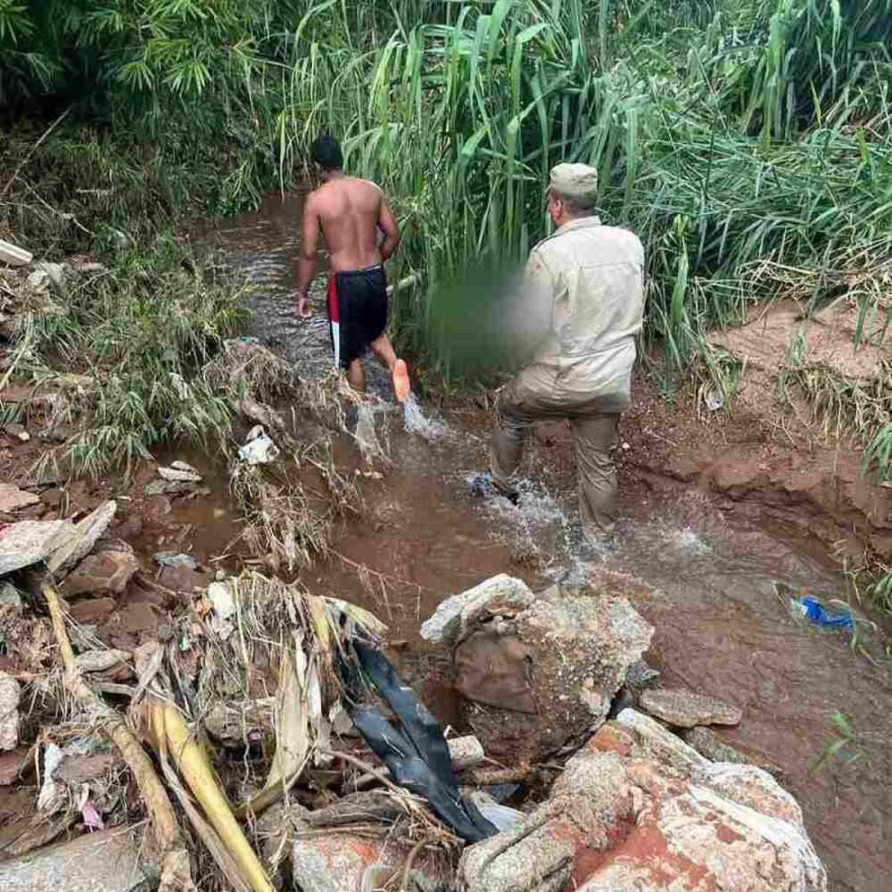 1 bombeiros acham bebe largado em riacho em goias 34003707