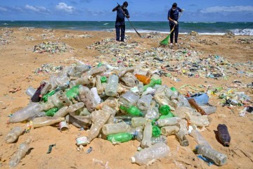  (FILES) In this file photo taken on June 05, 2020 Police Environmental Protection Division officers take part in a beach clean-up effort to remove waste and garbage on the United Nations' World Environment Day at Mount Lavinia on the outskirts of Colombo on June 5, 2020. Plastic has infiltrated all parts of the ocean and is now found "in the smallest plankton up to the largest whale" wildlife group WWF said on Tuesday, calling for urgent efforts to create an international treaty on plastics.  (Photo by Lakruwan WANNIARACHCHI / AFP)

       -  (crédito:  Lakruwan WANNIARACHCHI/AFP)