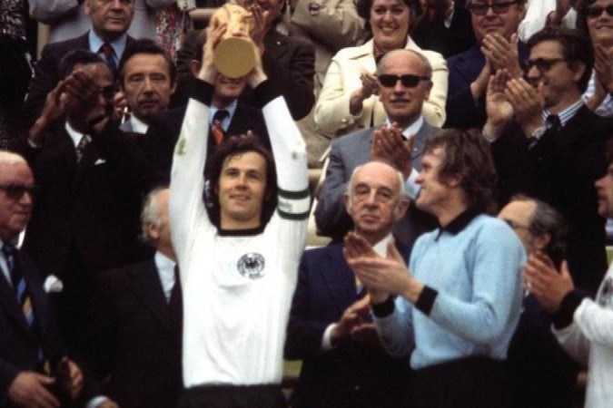 Franz Beckenbauer levanta o troféu da Copa do Mundo após a vitória final da Alemanha Ocidental sobre a Holanda em 1974 -  (crédito: Getty Images)