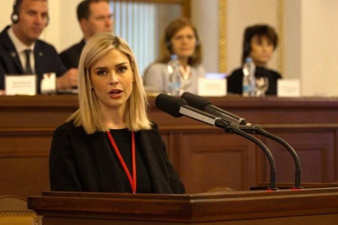 Olivia Maurel, porta-voz da Declaração Casablanca pela Abolição da Barriga de Aluguel e filha de barriga de aluguel 

