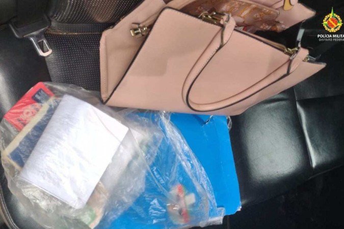 Policial da reserva prende dupla que roubou um casal de idosos, no Riacho Fundo II - (crédito: PMDF) Policial da reserva prende dupla que roubou um casal de idosos, no Riacho Fundo II - (crédito: PMDF)