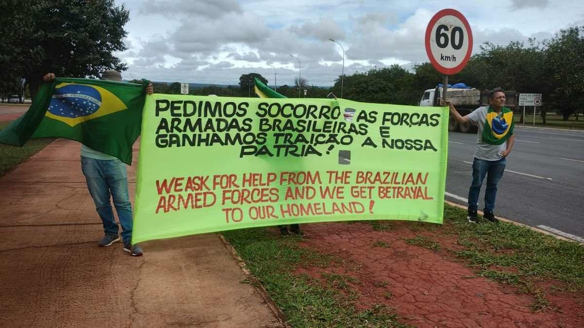 QG amanhece bloqueado e com poucos manifestantes nas proximidades