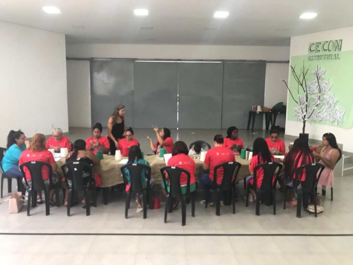 Vigília Cultural realiza oficinas de crochê na Cidade Estrutural