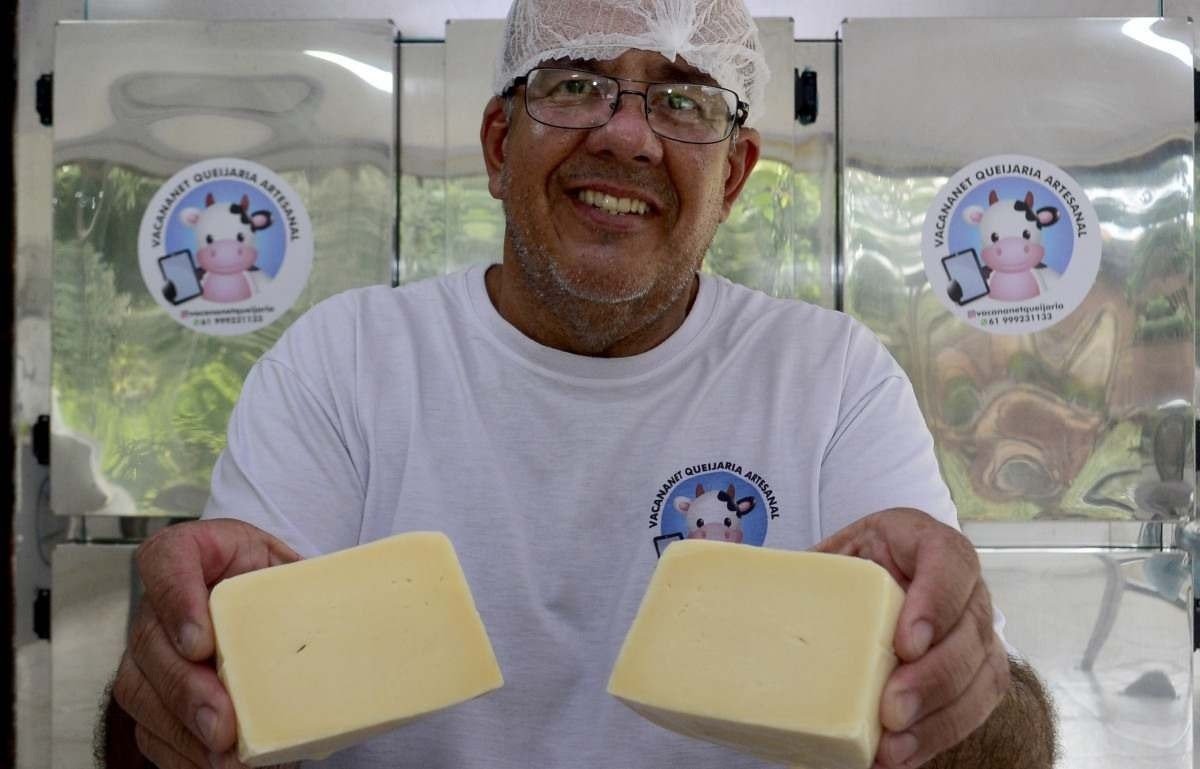 Rodrigo de Castro segurando queijo meia cura feito artesanalmente por ele Josué Bispo segurando "serjão", dupla alegra apreciadores de queijos no DF