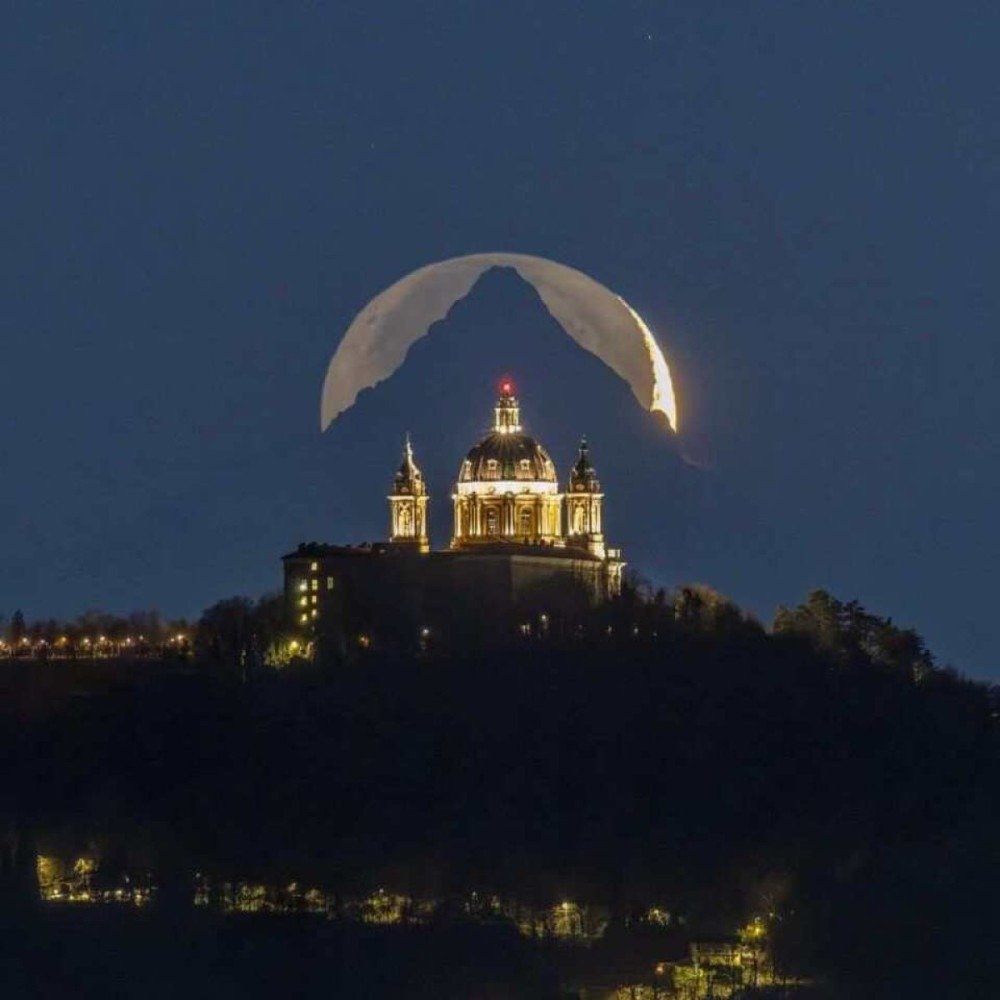 O fotógrafo vive em Turim ha 18 anos. Em 2017, quando caminhava pelas colinas ao redor da comuna de Chivasso, percebeu que era possível fotografar a Basílica de Superga e o Monte Viso em um mesmo enquadramento. O fotógrafo vive em Turim ha 18 anos. Em 2017, quando caminhava pelas colinas ao redor da comuna de Chivasso, percebeu que era possível fotografar a Basílica de Superga e o Monte Viso em um mesmo enquadramento.