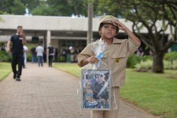 'Ele era meu amigo': criança carrega quadro com foto do sargento Dias em velório - Túlio Santos/EM/D.A.Press