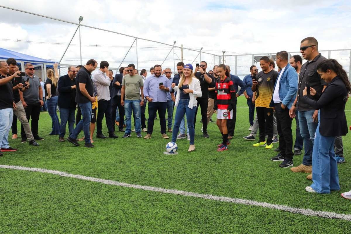 Celina sanciona lei para e-sports no DF e inaugura campo sintético no Paranoá