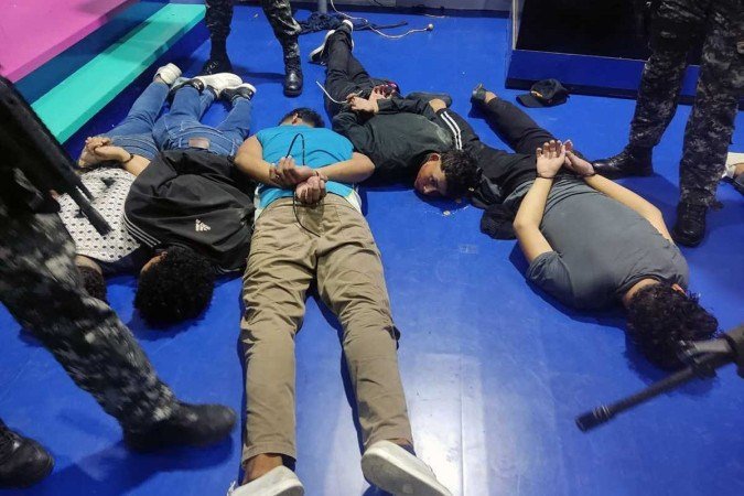 Suspeitos aparecem algemados dentro do estúdio: 13 presos acusados formalmente de terrorismo 