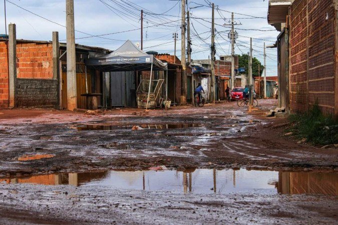 Segundo especialistas, o ovo do mosquito pode ficar 400 dias no seco e, ao menor contato com a água, eclodir