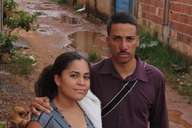  09/01/2024 Crédito: Kayo Magalhães/CB/D.A Press. Brasil. Brasília - DF. Cidades. Período chuvoso no Distrito Federal aumenta a atenção com os possíveis criadouros do mosquito da dengue ? Aedes Aegypti. Santa Luzia, Estrutural. Na foto, Flávio Sousa Nascimento, 30 anos, e sua esposa Ana Lúcia Silva Dias.