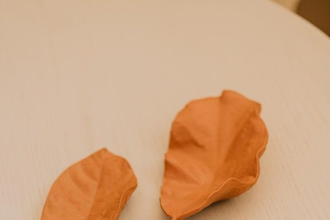 Objetos decorativos em cores neutras combinam com a cor peach fuzz.
